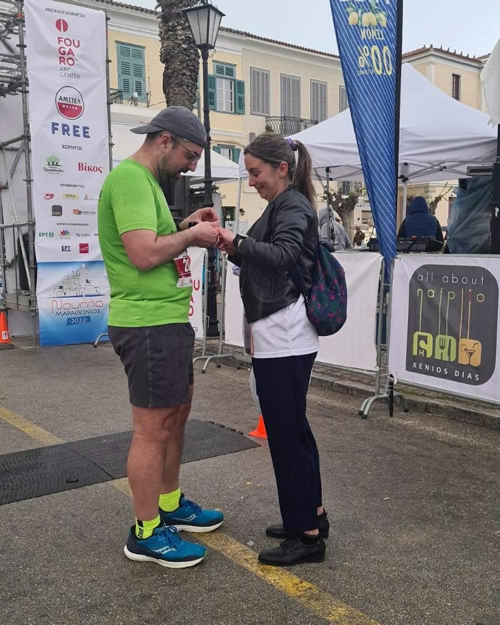 Ναύπλιο: Έτρεξε στον Ημιμαραθώνιο και έκανε πρόταση γάμου στην αγαπημένου του στον τερματισμό! (Pics) runbeat.gr